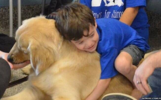 Mãe de Kainoa Niehaus compartilhou foto do filho com o cão Tornado, após dois anos de espera por cachorro