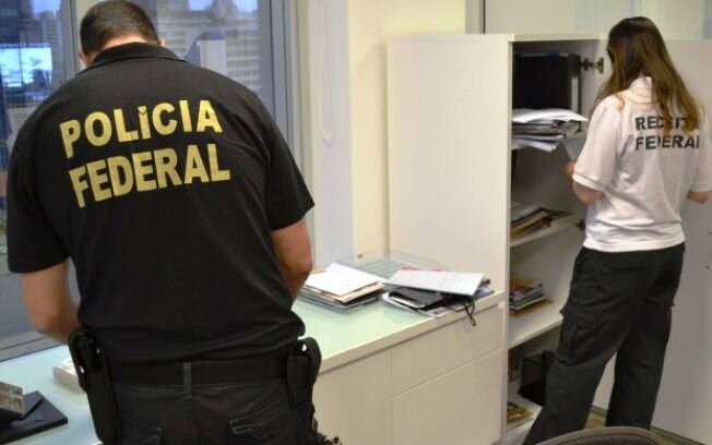 Foram apreendidos 500 relógios de luxo, além de grande volume de documentos nas empresas