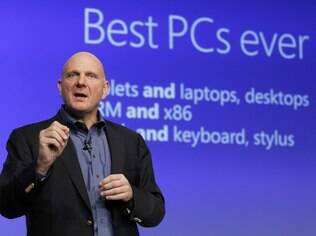 Steve Ballmer, presidente da Microsoft, diz que Microsoft uniu o melhor dos tablets e dos PCs com o Windows 8
