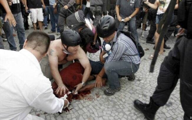 O cinegrafista Santiago Andrade foi atingido na cabeça por um morteiro durante protesto no Rio de Janeiro