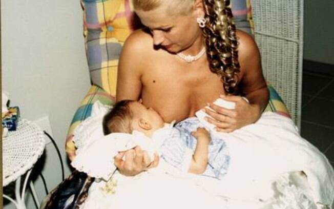 Xuxa também se deixou fotografar ao amamentar Sasha em 1998
