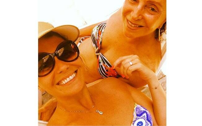 Giovanna Antonelli se refresca e curte praia ao lado da mãe, no Rio