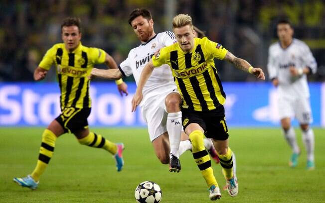 Xabi Alonso persegue Marco Reus em ataque do Borussia Dortmund