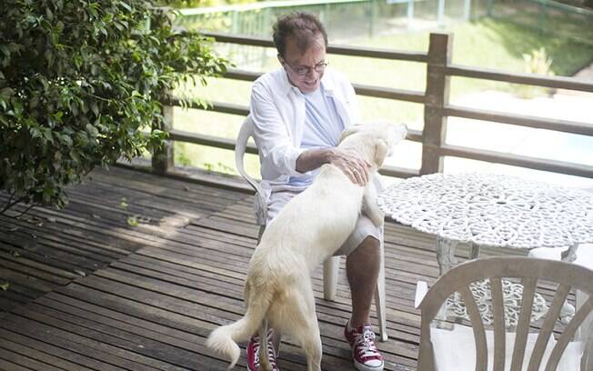 Moacyr Franco na companhia de um de seus cachorros