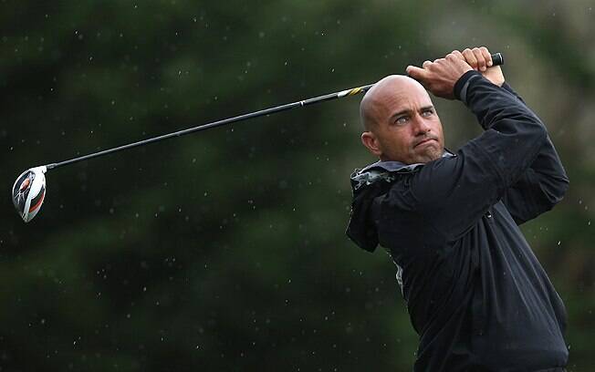 O surfista - não se engane com o taco de golfe - Kelly Slater é um dos galãs carecas