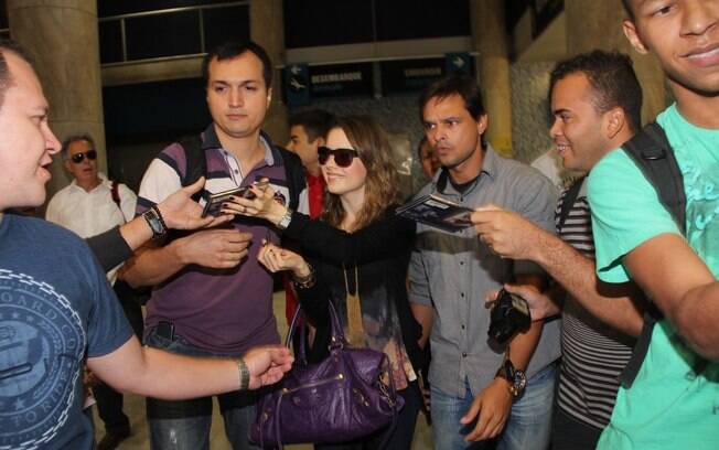 Sandy é abordada por fãs ao desembarcar no aeroporto Santos Dumont, dá autógrafos e posa para fotos
