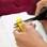 Para começar a pintar a galáxia você vai precisar de uma esponja. Corte em cinco pedaços, um para cada cor de esmalte que você vai usar. Foto: Edu Cesar/Fotoarena