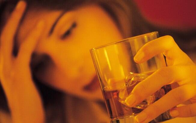 Cuidado com a ingestão de álcool e a mistura da bebida com outras substâncias