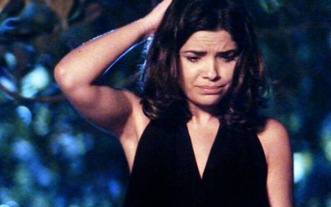 Aline decide enterrar a tia no quintal de casa