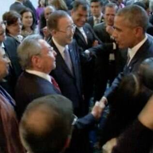 Barack Obama e Raúl Castro se cumprimentaram no primeiro dia da Cúpula das Américas