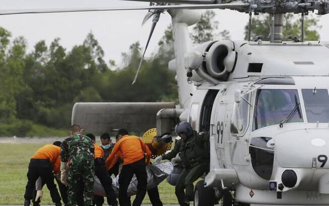 Membros da equipe de resgate descarregam corpo de uma vítima da AirAsia no aeroporto de Pangkalan Bun, Indonésia (9/01)