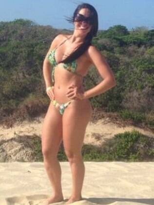 Graciele Lacerda na praia