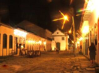 Rua de pedras e casario de Paraty