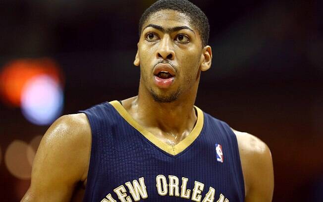 Anthony Davis, pivô do New Orleans Pelicans (NBA), e sua marca registrada, a temida