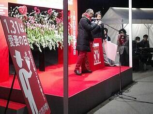 Organizador do evento, Kiyotaka Yamana encoraja um marido a gritar o amor pela esposa em público