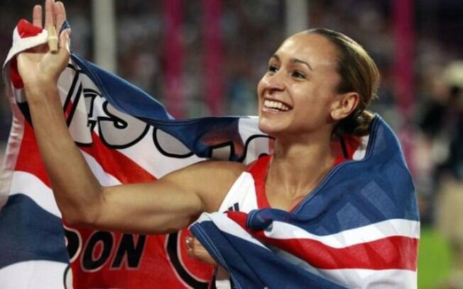 Britânica Jessica Ennis comemora medalha de ouro no heptatlo na Olimpíada de Londres