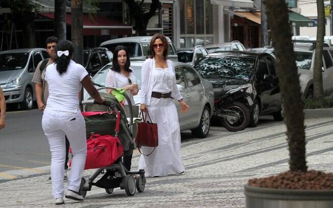 Guilhermina Guinle passeia no Rio com a filha pelas ruas do Rio