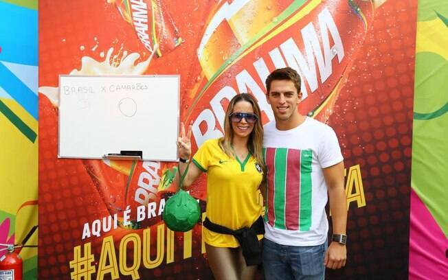 Ao lado do namorado, Danielle Winits se veste de Brasil para assistir ao jogo Espanha X Chile