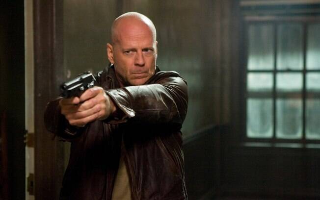 Depois de ter se declarado a favor do desarmamento, o ator Bruce Willis voltou atrás e se diz favorável ao uso de armas. Aqui, em cena da franquia 'Duro de Matar'