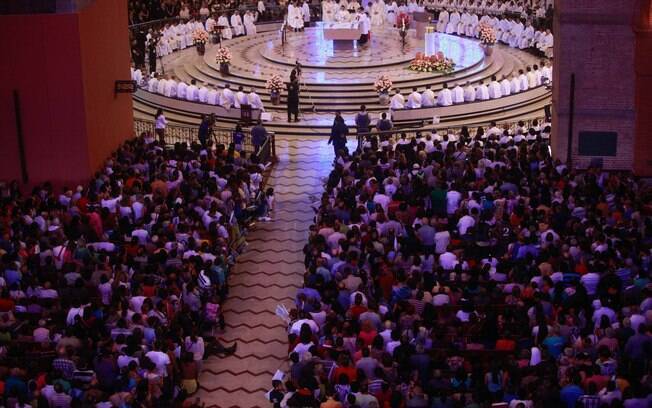 Fiéis se reúnem na Basília de Nossa Senhora de Aparecida, em Aparecida, no dia da padroeira