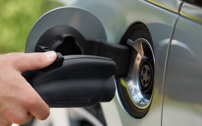 Tomada para carros elétricos tem formato universal e conta com trava de segurança Tomada para carros elétricos tem formato universal e conta com trava de segurança