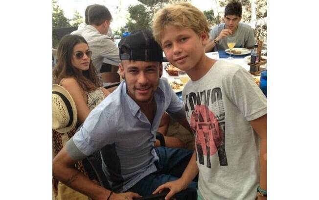 Neymar posou com fã mirim em Ibiza e Bruna Marquezine também aparece na foto 