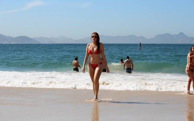 Ex-BBB Amanda Gontijo aproveita praia com modelo