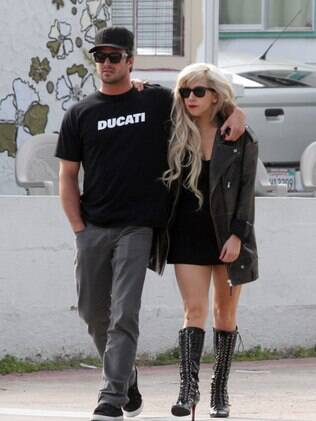Lady Gaga em um dos raros momentos de aparição com Taylor Kinney