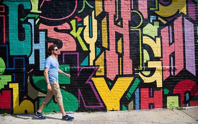 Lourenço Bustani em sua caminhada, sempre aos finais de semana, por Williamsburgh, em Nova York
