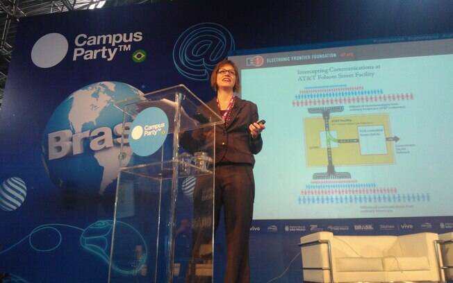 Rainey Reitman, diretora de ativismo da EFF, em palestra na Campus Party 2013