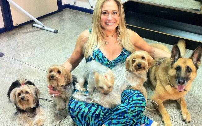 Susana Vieira levou seus cinco cachorros ao palco do 'Vídeo Show'