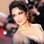 As famosas que optam por usar vestidos decotados, como a atriz Salma Hayek, mostram o colo bem cuidado. Foto: Getty Images