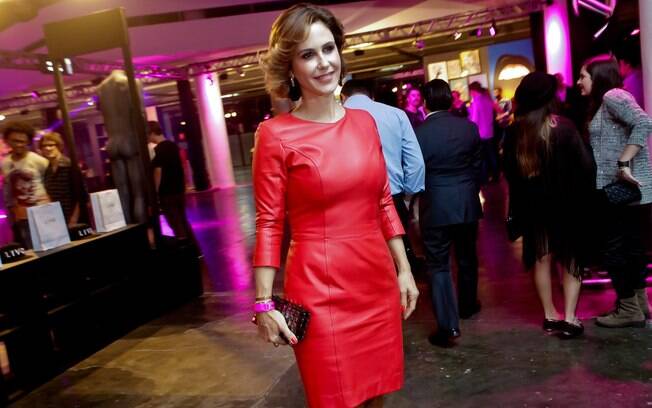 Com um look mais rock'n roll sexy, Guilhermina Guinle usou vestido de couro vermelho que marcou bem o corpo