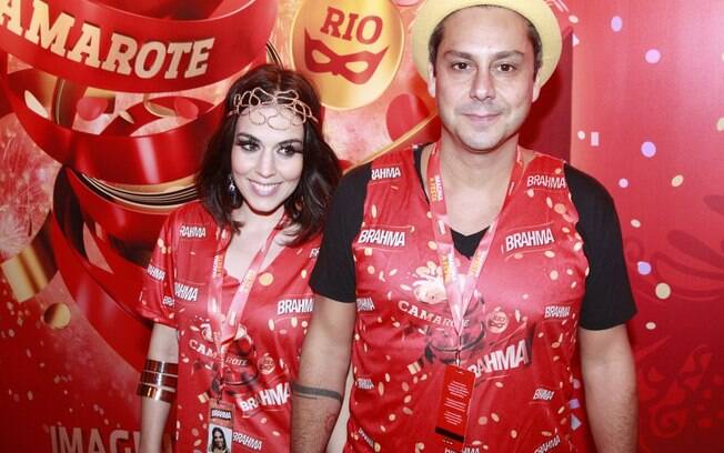 Alexandre Nero e a namorada chegaram cedo no primeiro dia de desfiles do Rio de Janeiro