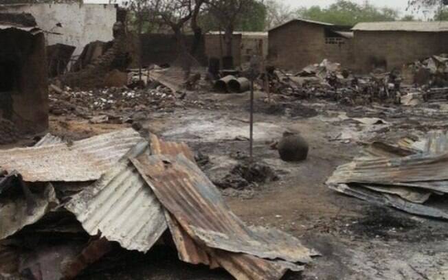 Imagem de destroços de outro ataque terrorista recente reivindicado pelo grupo Boko Haram