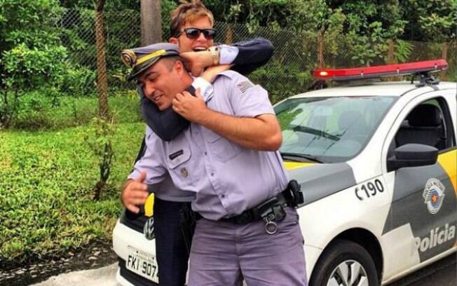Dr. Rey brinca com policial e aplica mata-leão