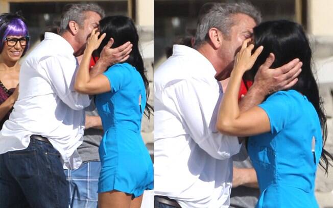 Mel Gibson beija morena desconhecida em frente à sua casa de praia em Santa Mônica