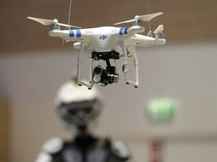 Drone com câmera voa em feira na Alemanha