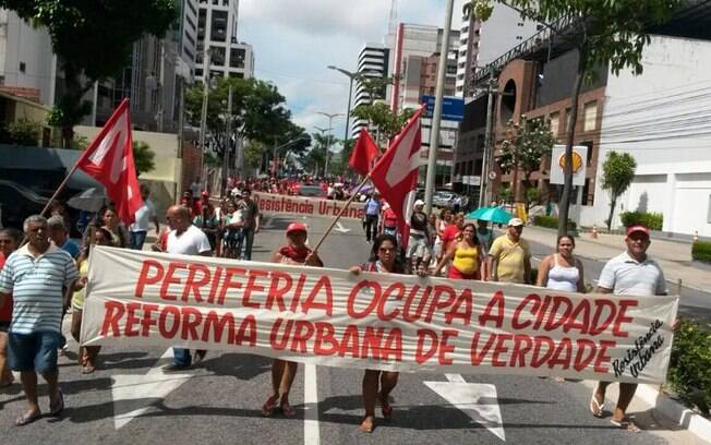 Em Fortaleza (CE), manifestantes bloquearam a BR-116 em caminhada até o Palácio da Abolição. Foto: Reprodução/Facebook MTST