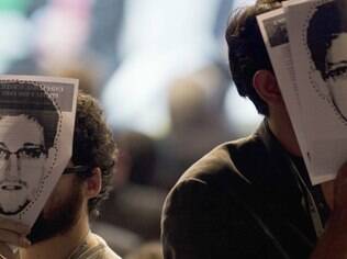Ativistas usaram máscaras de Edward Snowden na abertura da NetMundial