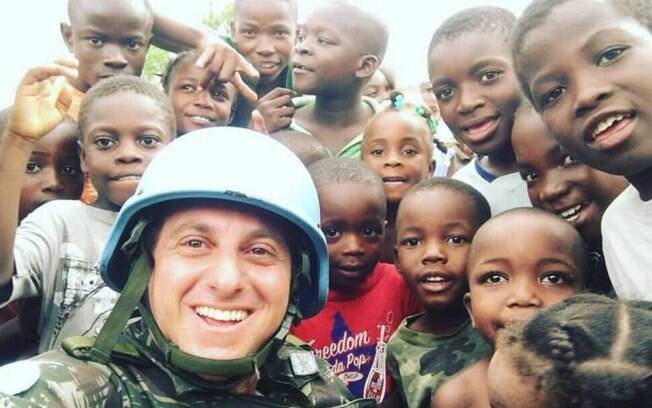 Luciano Huck durante visita ao Haiti