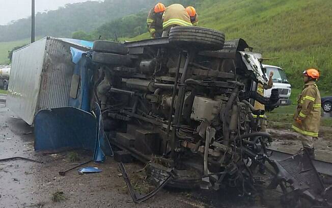 Acidente ocorreu na rodovia Rio-Santos, sentido Rio, na altura do Trevo de Itacuruçá, em Mangaratiba