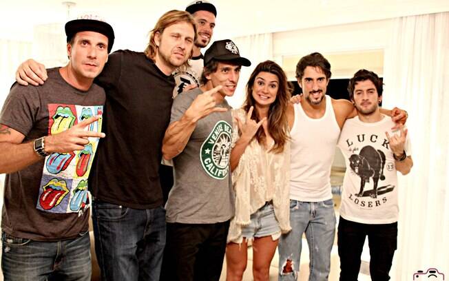 Marcos Mion e Thaila Ayala gravam clipe com a banda Aliados