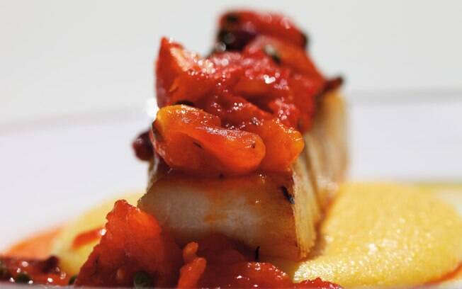 Robalo com molho putanesca e polenta