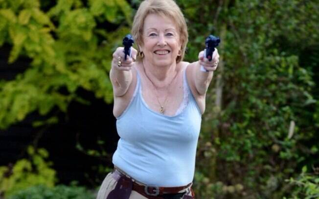 Bridget fazendo cosplay de Lara Croft, do jogo Tomb Raider.