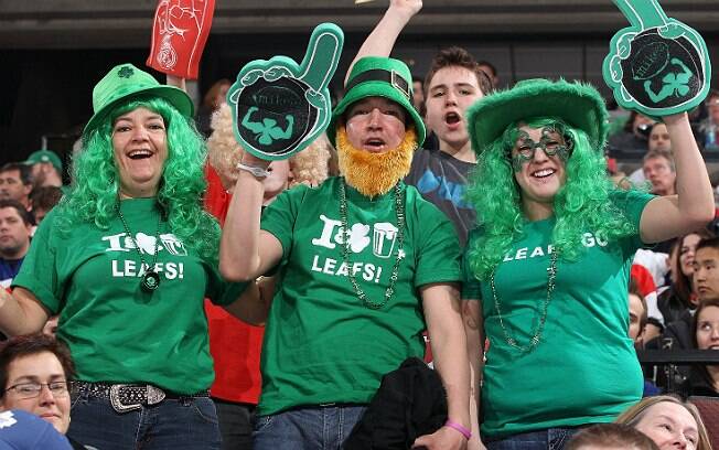 Torcedores acompanham partida entre Ottawa Senators e Toronto Maple Leafs, times de hóquei no gelo da NHL, durante o Saint Patrick's Day de 2012. Nenhum dos clubes tem o verde como cor