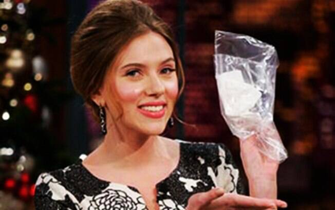 Scarlett Johanson assoou o nariz na TV e alguém pagou R$14 mil pelo lenço usado por ela. Foto: Reprodução