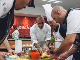 Em São Paulo, pessoas com Down têm lugar exclusivo para praticar habilidades culinárias