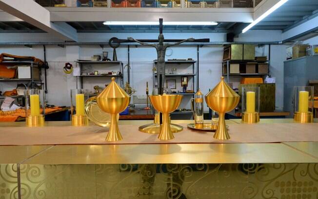Peças de latão e banhadas a ouro que serão usadas na missa do papa na Igreja São Sebastião, no Rio de Janeiro.