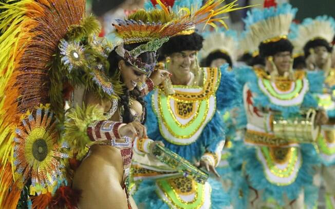 Jaqueline Maia, rainha de bateria da Acadêmicos de Santa Cruz, usou uma fantasia bem ousada. Foto: Daniel Pinheiro /AgNews